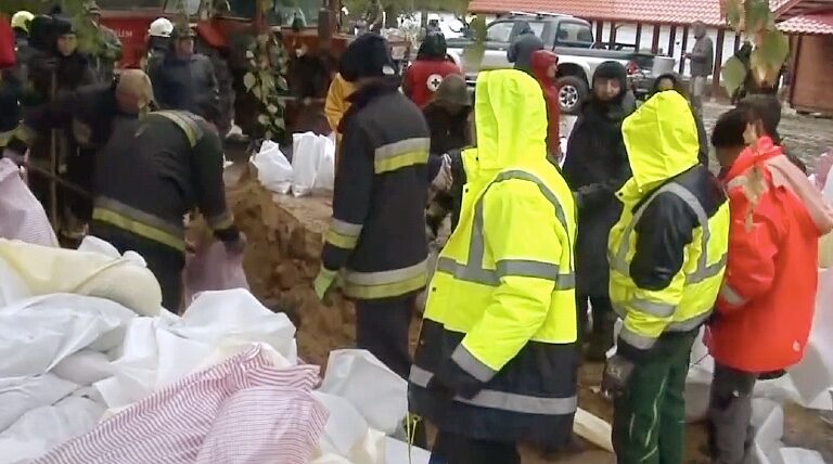 Tűzoltó, önkéntesek, rendőrök próbálják megfékezni az árvizet a Dunánál