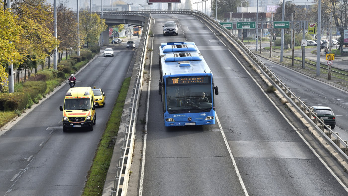 Annyira hányadék a repülőtérre vezető út, hogy a turisták szörnyülködnek — Felújítást ígérnek Orbánék