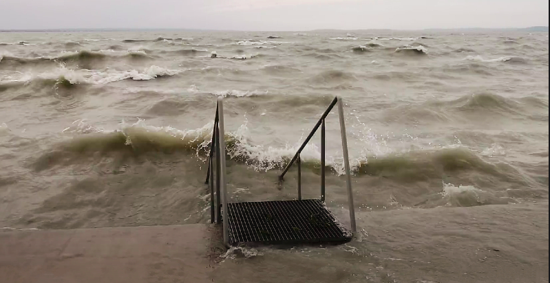 Hatalmas szél lesz: Kibillen a medréből a Balaton, elöntheti a partokat a víz