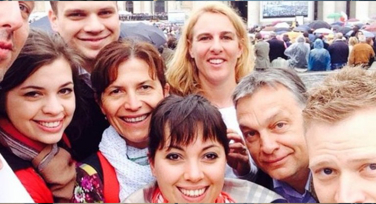 Orbán Viktor és családja selfiezik