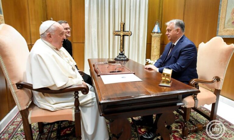 MTI/ Vatican Media Vatikánváros, 2024 december 4. Ferenc pápa audiencián fogadja Orbán Viktor miniszterelnököt