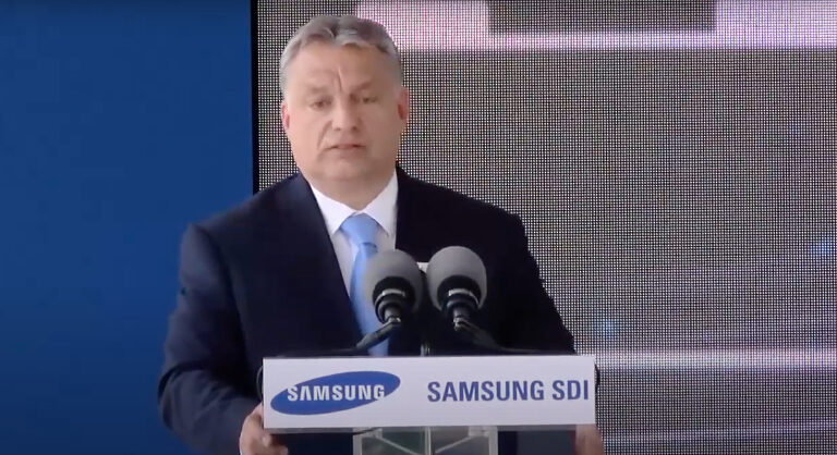 Orbán Viktor beszédet tart a Samsung táblájával