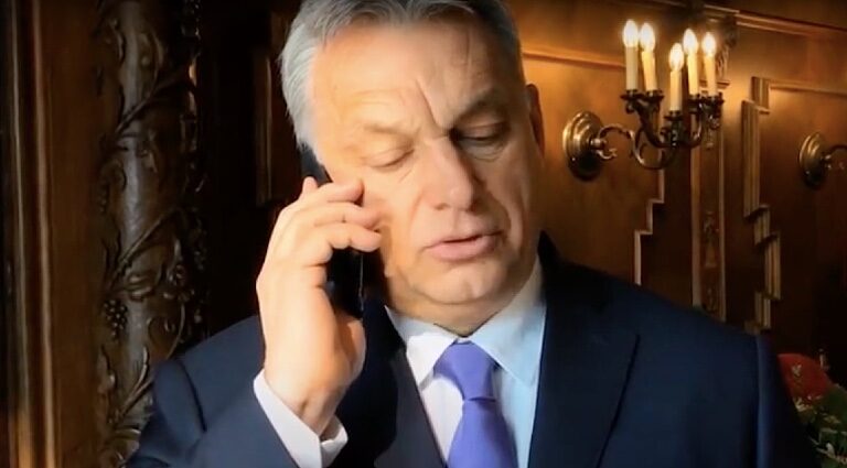 Orbán Viktor telefonbeszélgetést folytat