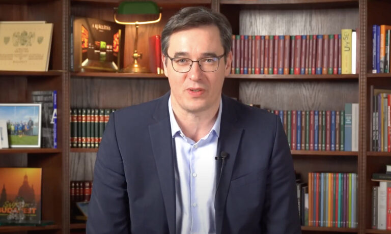 Karácsony Gergely Rákosrendezőről beszél az irodájában egy könyvespolc előtt