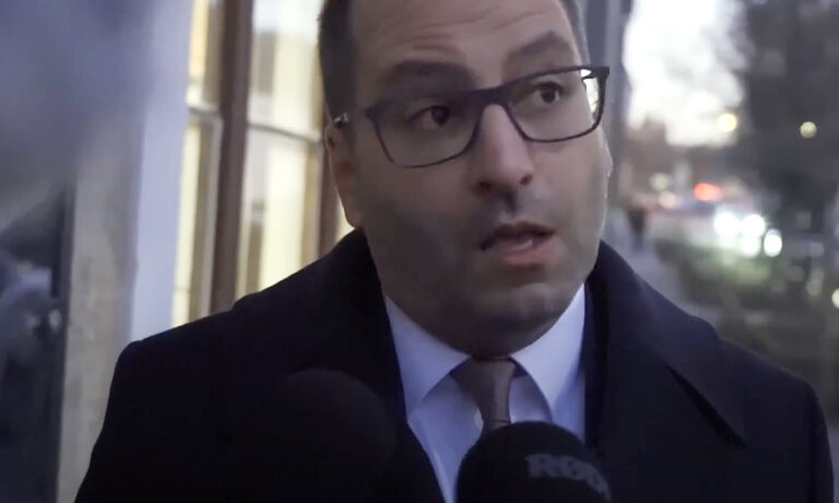 Lánczi Tamás bambán néz a szemüveg mögül