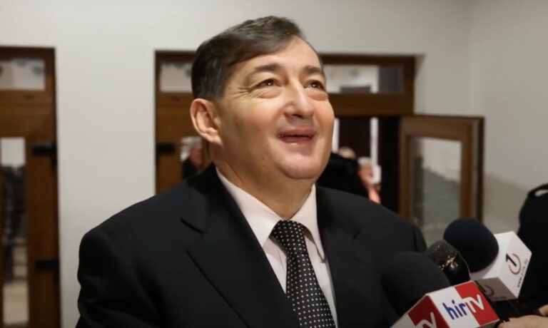 Mészáros Lőrinc nevet miközben interjút ad