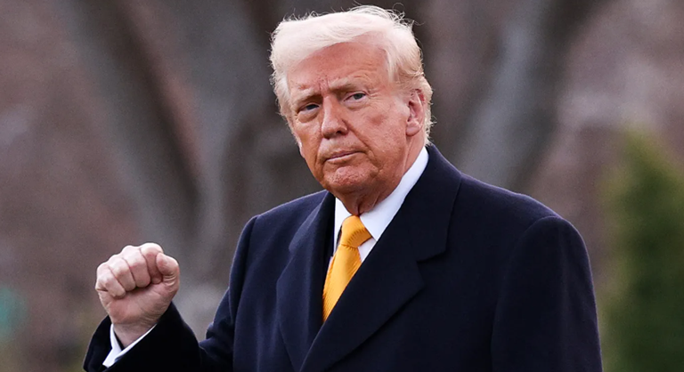 Furcsán magyarázkodik Donald Trump az Egyesült Államok nemzetbiztonsági botrányában