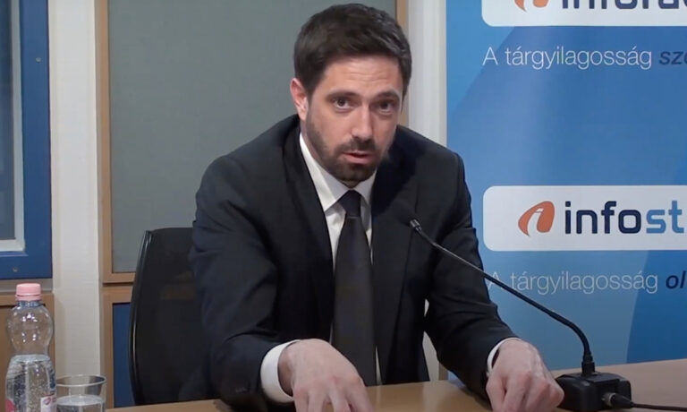 Magyar Levente az Inforádió studiójában beszél egy mikrofonba