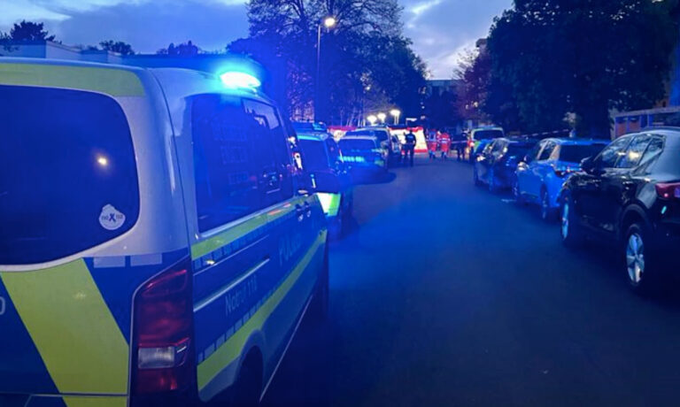 Rendőrség kisbusz a naplementében, Németország, Bad Nauheim