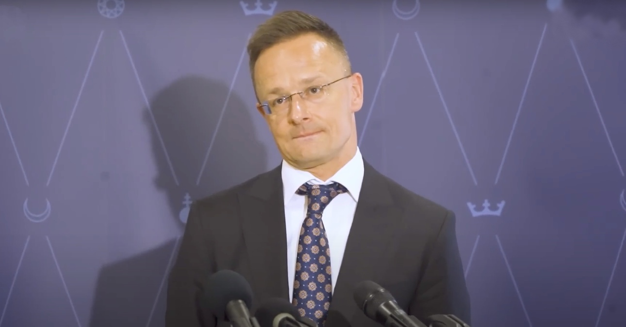 Valamit nagyon titkolhatnak: újabb két hónapra tartják börtönben Szijjártó volt bizalmi emberét