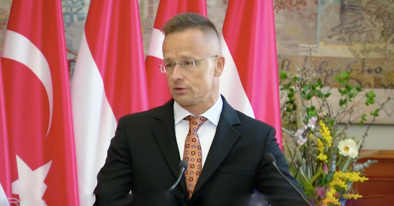 Szijjártó feje rákvörös: Kínosan magyarázkodik a magyarság körében nagy botrányt kavart lépésről (+videó)
