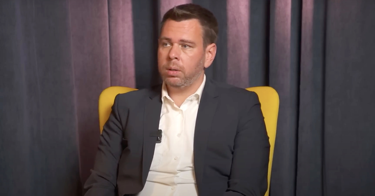 Ferenc pápa eddig nem ismert oldalát mutatta be Vitézy Dávid: A pápa még a limuzinját is leadta
