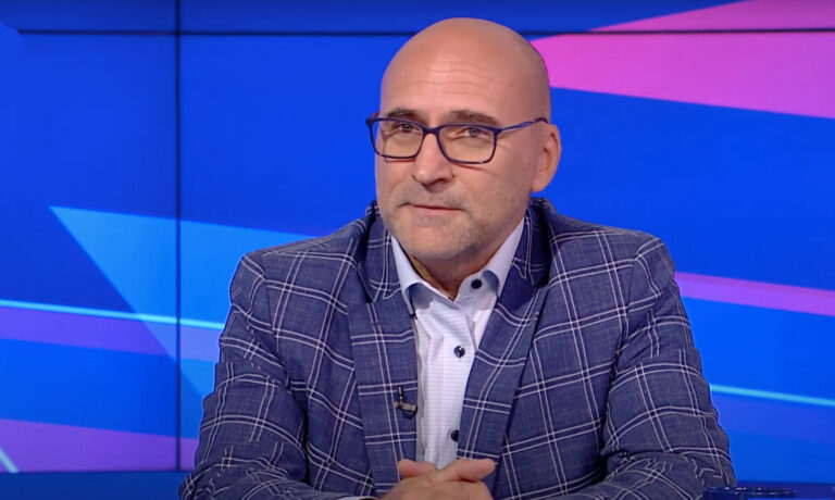 Zlati Róbert, a Magyar Szakszervezeti Szövetség elnöke az ATV stúdiójában interjút ad.