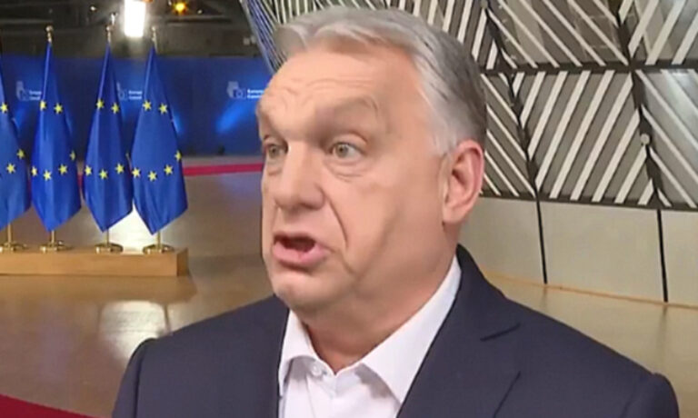 Orbán Viktor kék zakóban, fehér ingben, megrettent fejjel beszél, miközben enyhén balra néz.