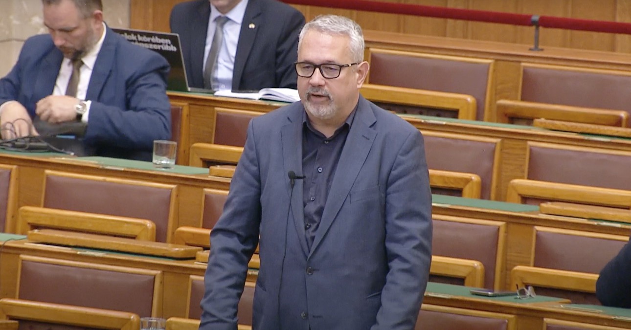 Arató Gergely úgy beolvasott a fideszeseknek a parlamentben, hogy a fal adta a másikat