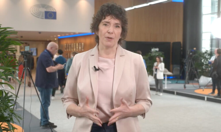 Dobrev Klára az Európai Parlament folyosóján beszél a kamerába halvány rózsaszín felsőben