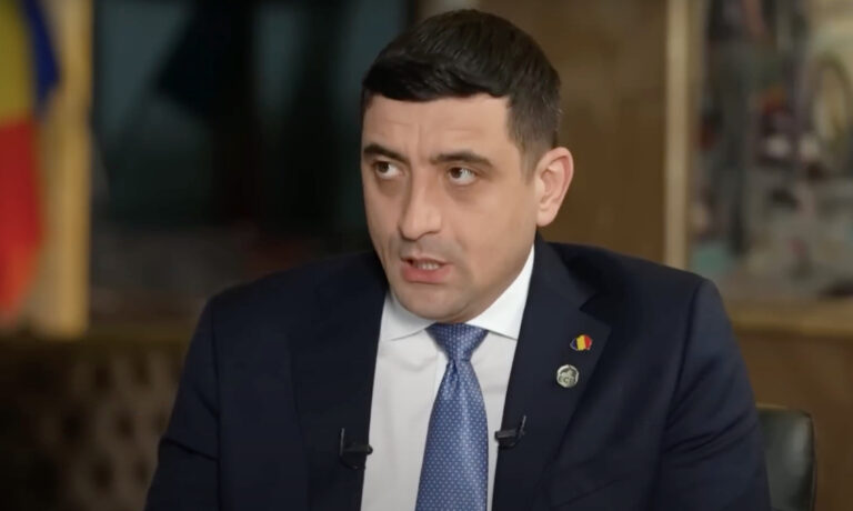 George Simion interjút ad a fekete zakóján egy románia kitűzővel