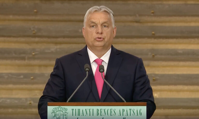 Orbán Viktor a tihanyi Bencés Apátságban tart beszédet