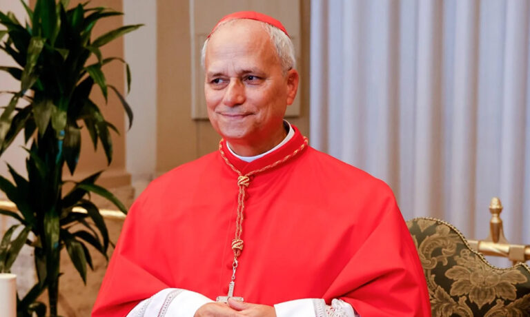 Robert Francis Prevost, azaz XIV. Leó pápa püspöki reverendában