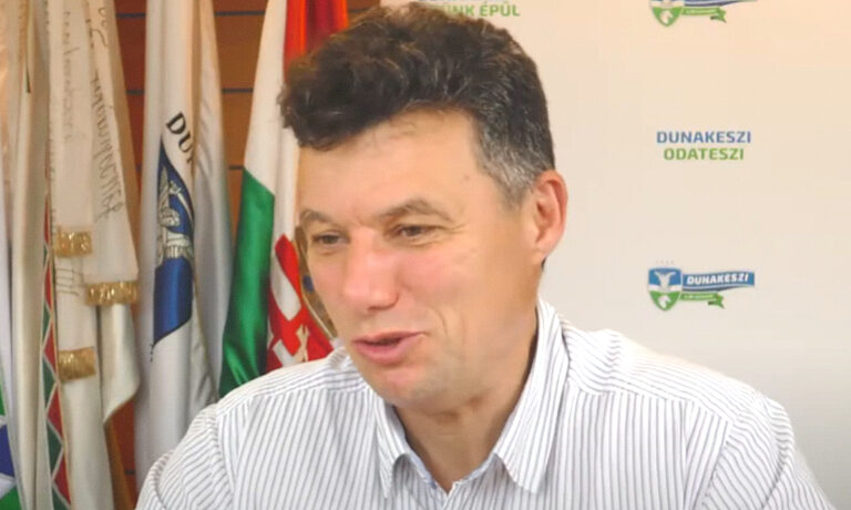 DK: Kitüntethette a Fidesz a Budapesti Javítóintézet emberkereskedelemmel vádolt vezetőjét?