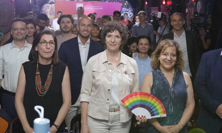 Dobrev Klára Budapest Pride-ra ékezett EP-képviselőkkel egy pincehelyiségben szivárványos legyezővel a kezében