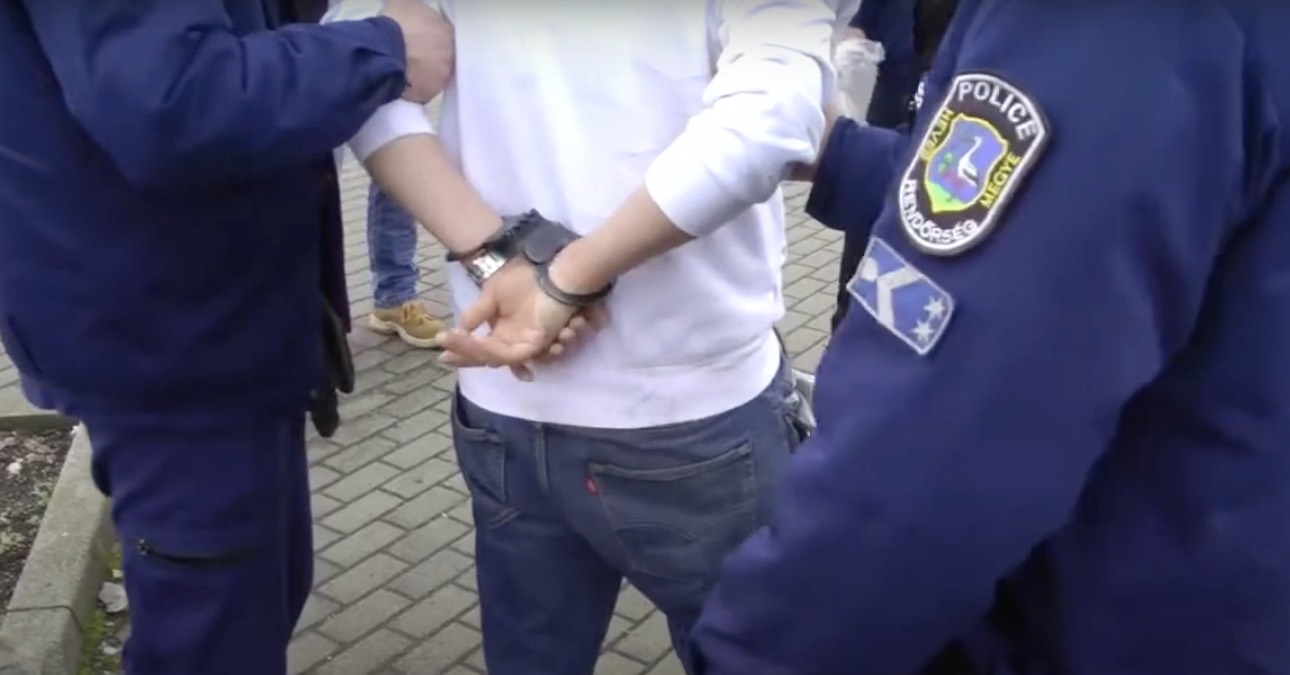 Késsel fenyegetett egy orvost, aki nem akart receptet írni: Letartóztatták