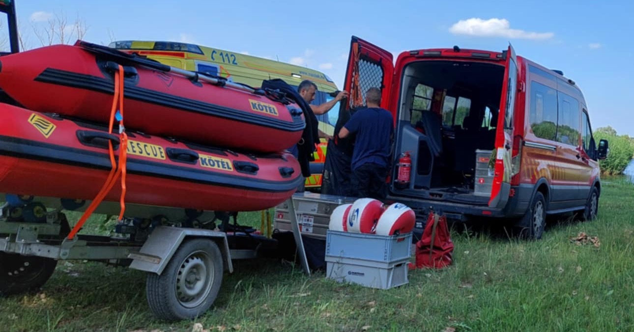 Tragédia: Elmerült egy 14 éves fiú a tóban, a búvárok már csak a holttestét tudták felhozni (+fotók)