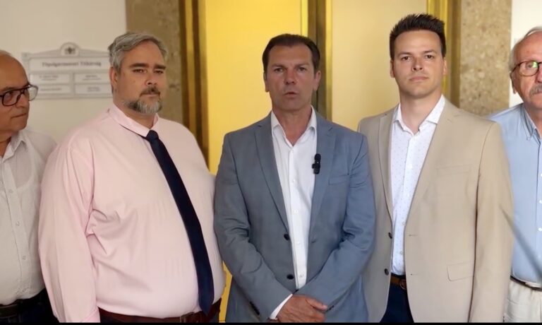 László Imre, Kiss László, Szaniszló Sándor, Csernák János, Niedermüller Péter állnak Karácsony Gergely főpolgármesteri irodája előtt