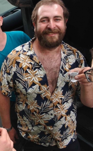 Toczek Mateusz hawaii ingben egy felessel a kezében