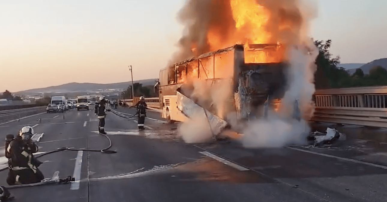 Kigyulladt egy BKV-busz Budapesten, tűzoltók érkeztek a helyszínre