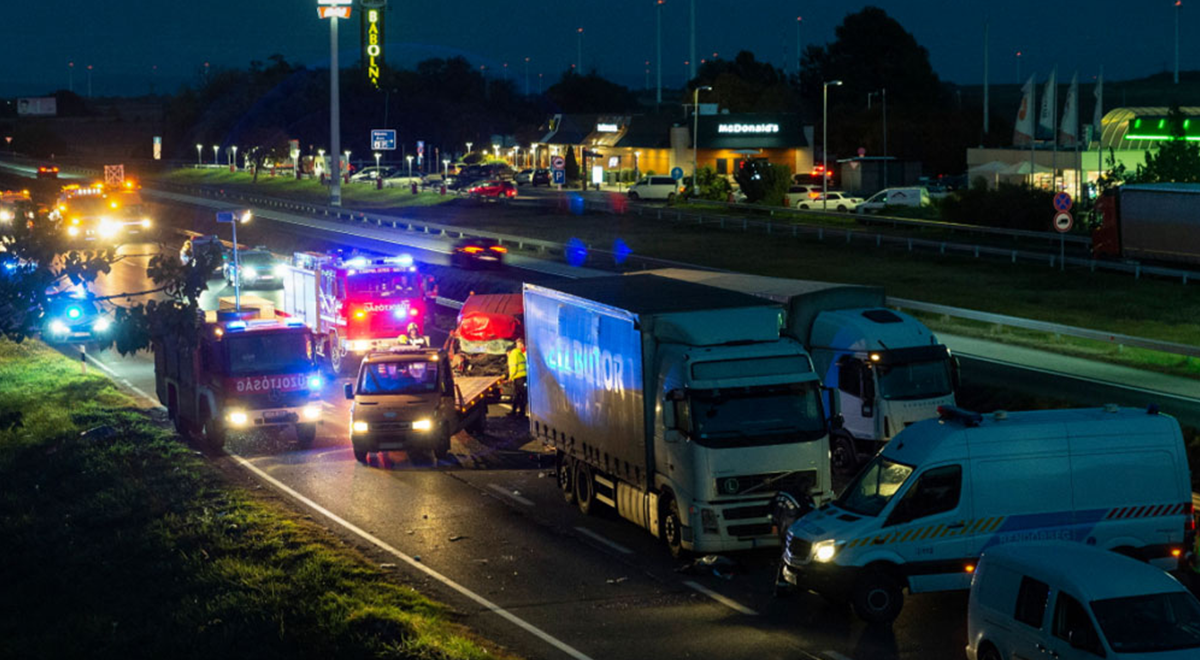 Tömegbaleset történt az M-esen, kisbuszok ütköztek egy autóval
