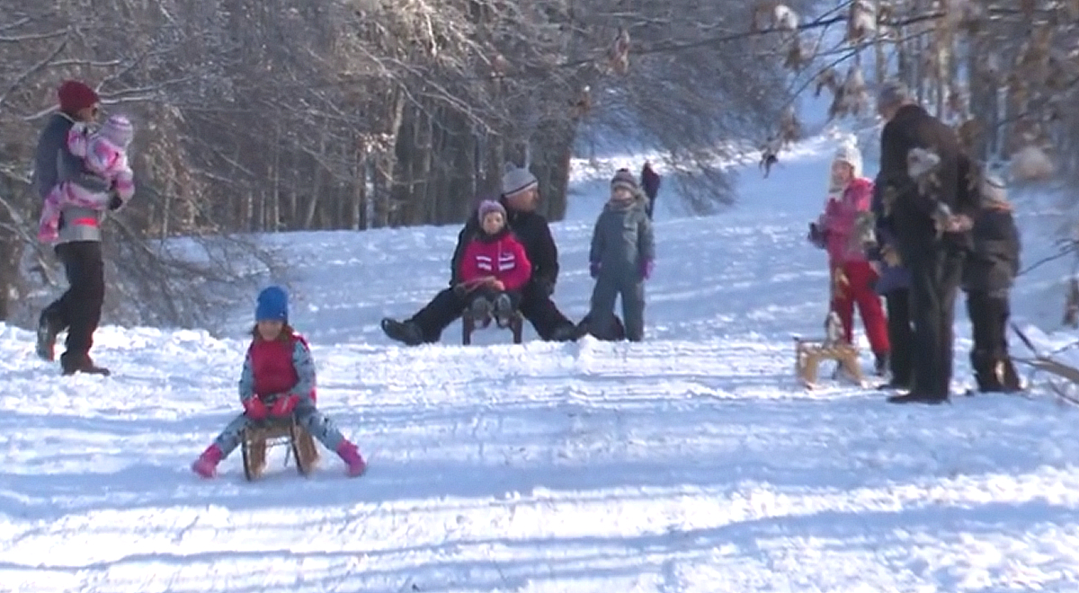 Hihetetlen! Már félmillió forintért is árulnak szánkót, de a hólapát is aranyat ér