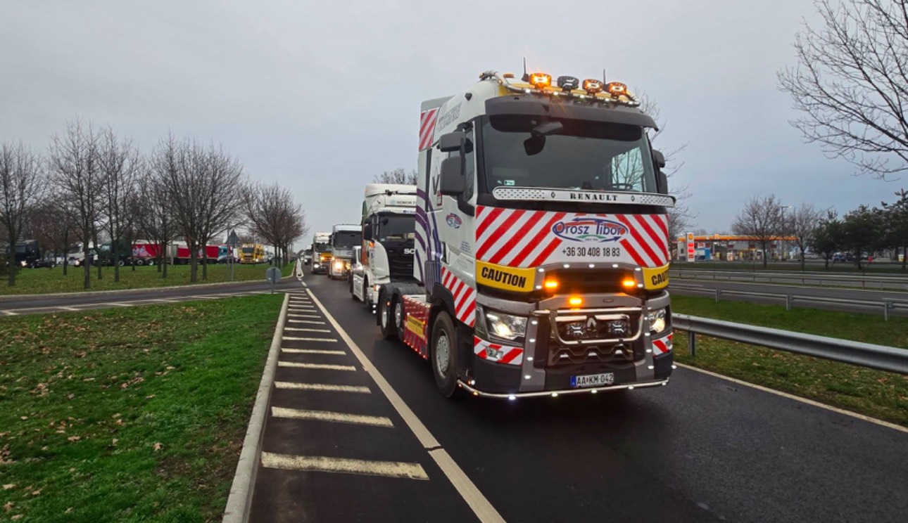 Elkezdődött: Több száz kamion tart konvojban Budapestre a tüntetésre (videóval)
