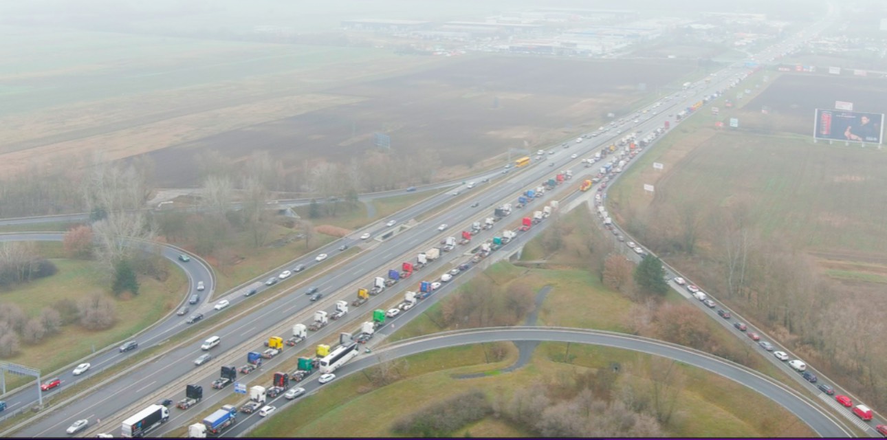 Fájó pontra tapintottak a kormány ellen tüntető kamionosok: Az M3-ason már több kilométeres a sor (videóval)