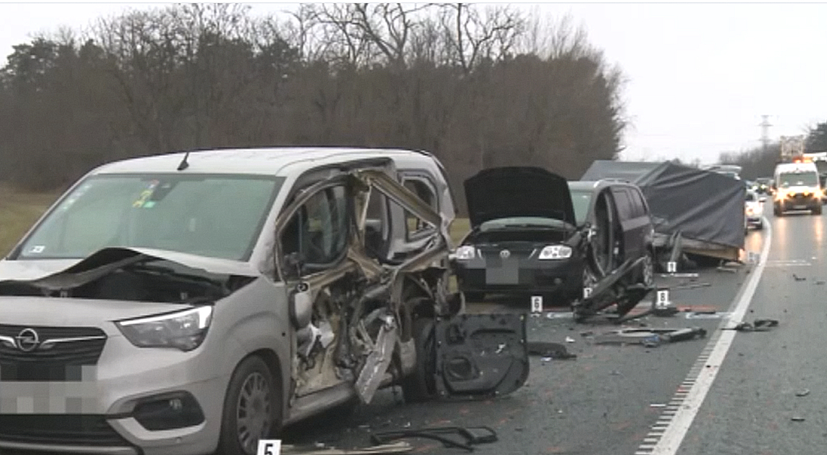 Halálra gázoltak egy rendőrt és egy tűzoltót az M1-es autópályán