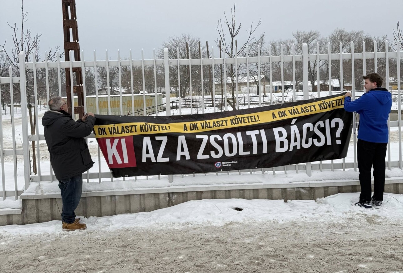 „Ki az a Zsolti bácsi?” – feliratú molinóval várta a DK a Fidesz kongresszusára érkezőket