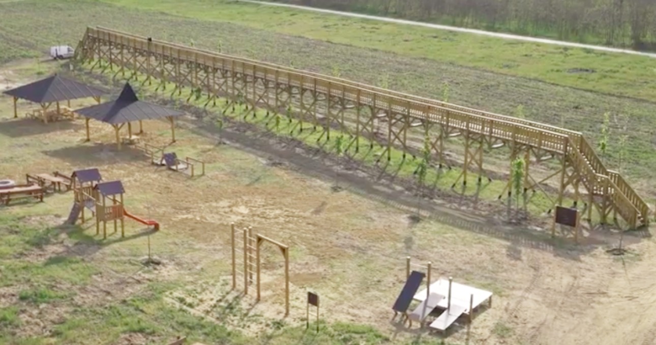 Most érkezett: Gyanúsítottként hallgatták ki a volt polgármestert, aki lombkorona nélküli lombkoronasétányt építtetett