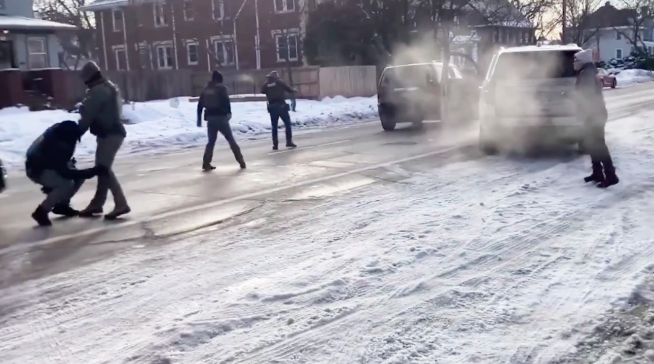 Sokkoló videó: Így lőttek le egy családanyát Trump hatóságának emberei, tüntetések kezdődtek az USA-ban