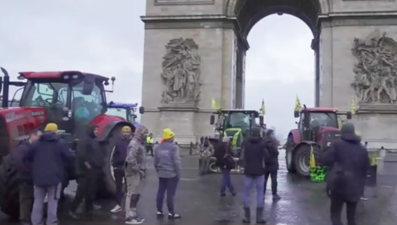 FRISS: Bejutottak Párizs belvárosába a traktorok, hatalmas tüntetésre készülnek a gazdák