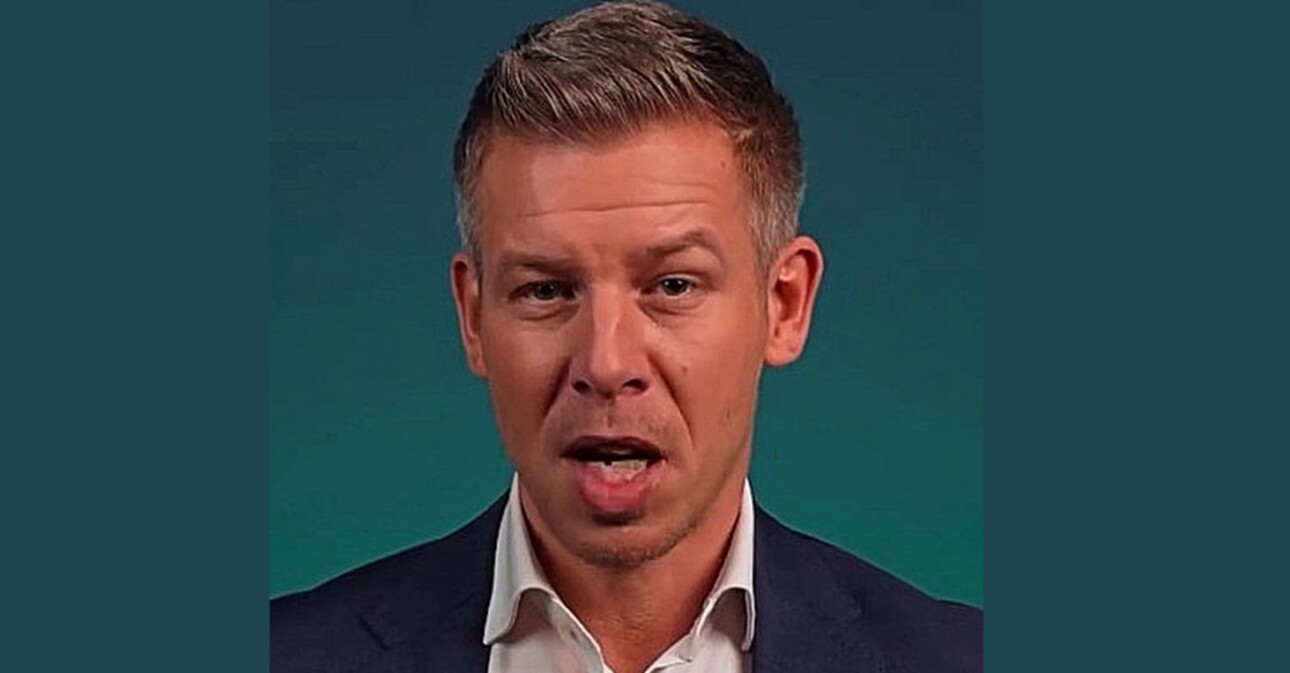 Ellenzéki újságíró: Vezetőhöz méltatlan, infantilis bohóckodás, amit Magyar Péter a Fidesz szlogenje körül művel