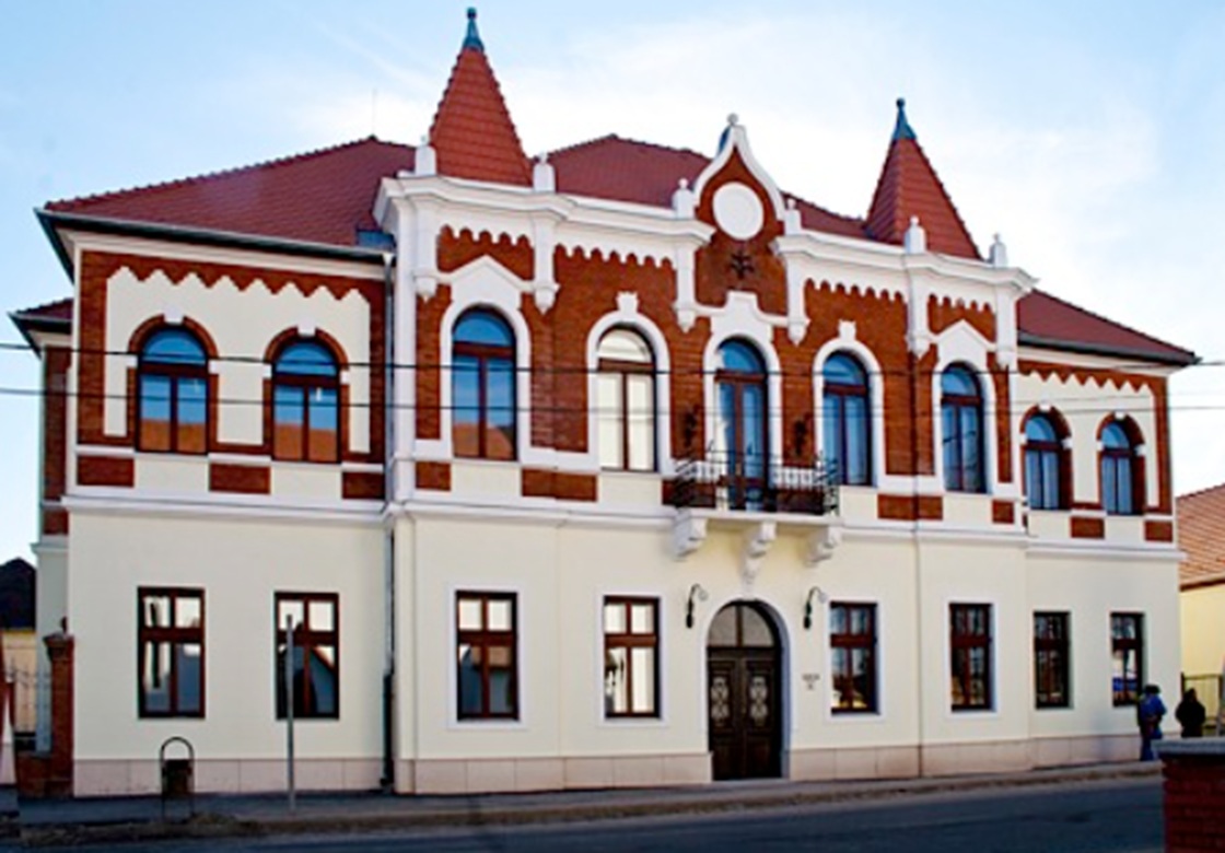 Rejtély: Valami nincs rendben a városházán, tíz ember állt fel egyszerre