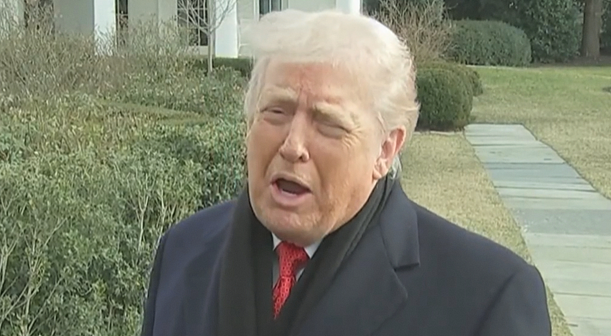 Trump vérszemet kapott: Büntetésre számíthat, aki nem igazodik (+videó)