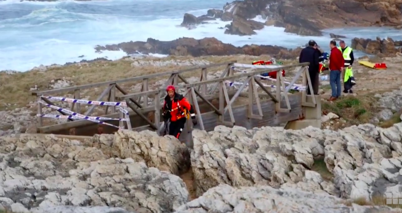 Tragédia a népszerű spanyol nyaralóhelyen: Összeomlott egy gyalogoshíd, többen a sziklákra zuhantak