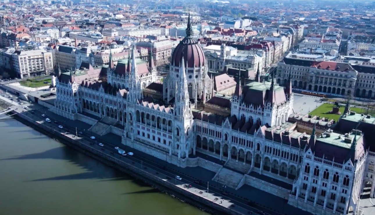 Magyar Péter bejelentést tett a Parlament épületéről: Valami megváltozik májusban
