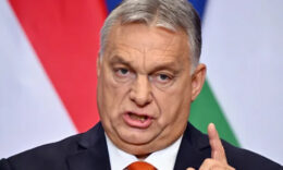 Orbán Viktor furcsa fejet vág és beszél a bal kezével int