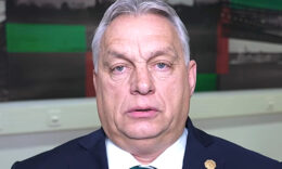 Orbán Viktor sötét zakóban fehér ingben érdekes fejet vág