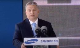 Orbán Viktor beszédet tart a Samsung táblájával