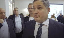 Nagy Márton interjút ad emberek előtt és a háttérben egy óriás kivetítő