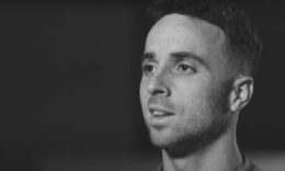 Diogo Jota közelről fekete-fehér képen