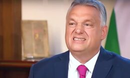 Orbán Viktor kék öltönyben, rózsaszín nyakkendőben interjút ad